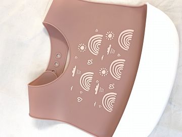 BABERO DE SILICONA ESTAMPADO ROSA